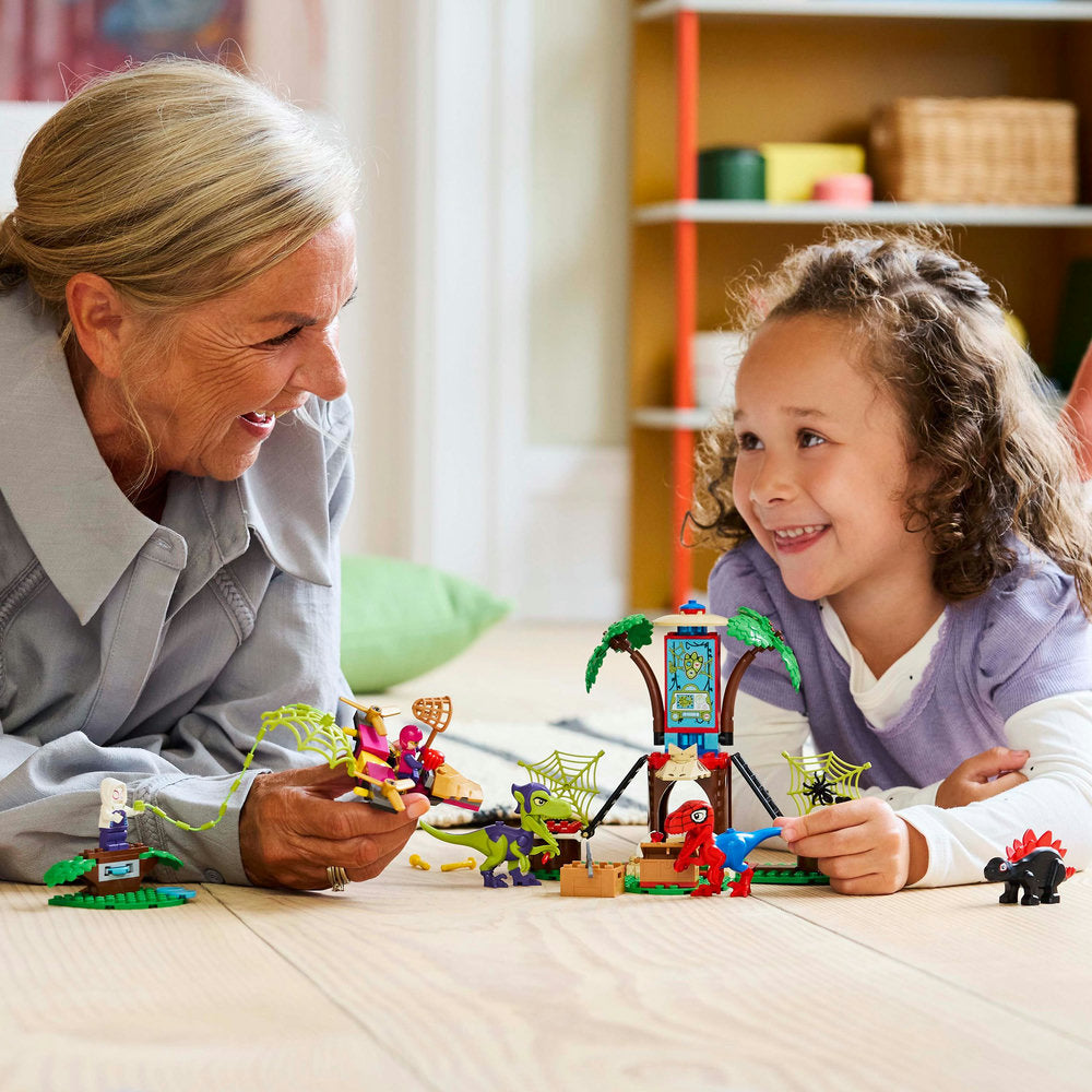Spidey y Gobby: Batalla de Raptores en la Base de la Casa del Árbol