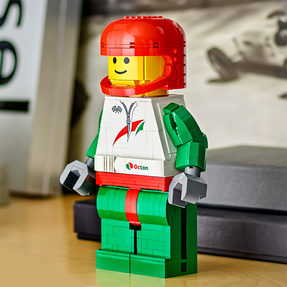 Minifigura Gigante de Piloto de Carreras