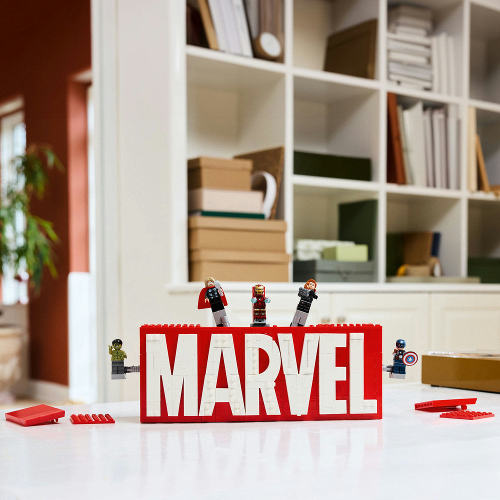 Logotipo MARVEL y Minifiguras