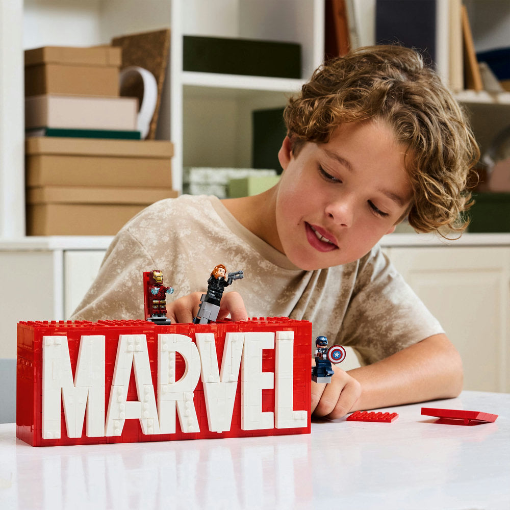 Logotipo MARVEL y Minifiguras