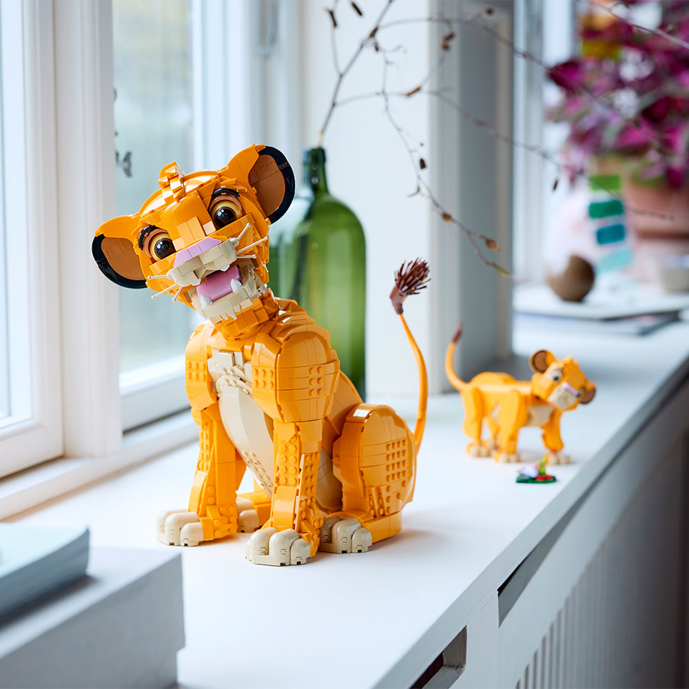 Set LEGO Disney El Rey León: Simba Joven con figura articulada y cabeza móvil, diseñado para adultos que celebran el 30 aniversario de la película clásica de Disney.