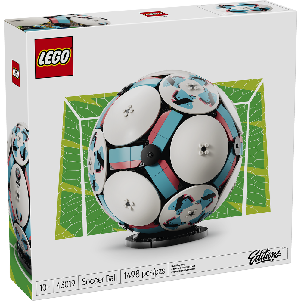 Set LEGO® Editions Balón de Fútbol 43019 con diseño casi a tamaño real, escena de celebración y base de exhibición para fans del fútbol.