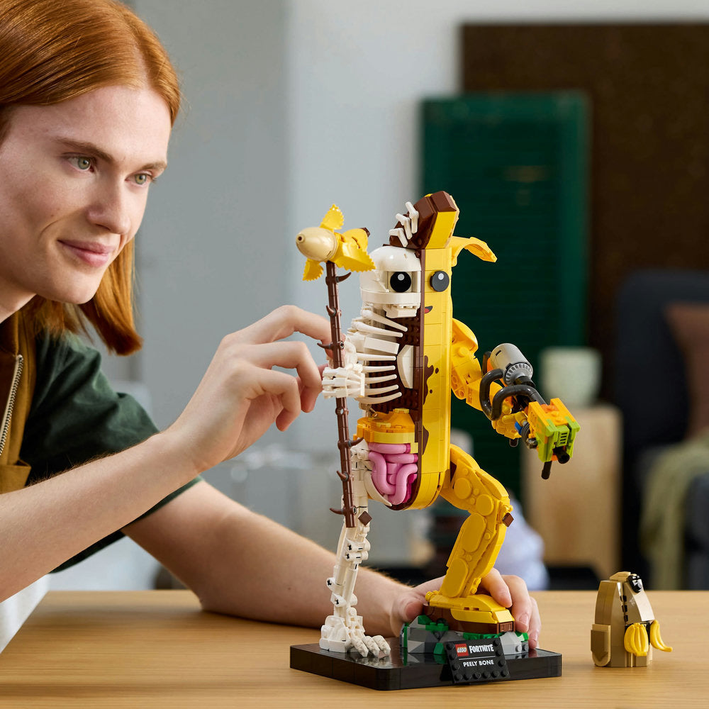 Set LEGO Fortnite Banano pelado (77072) para adultos, inspirado en el icónico personaje del videojuego. Figura mitad plátano y mitad esqueleto con brazos móviles, accesorios como pico pelado y mochilero, ideal como pieza de exposición coleccionable.