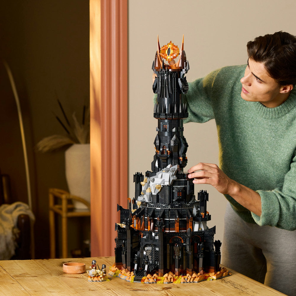 Set LEGO Icons El Señor de los Anillos: Barad-dûr (10333) con la icónica torre coronada por el Ojo de Sauron iluminado, 10 minifiguras, y detallados interiores como la forja de armas, la sala del trono y la prisión; una épica maqueta de colección para adultos.