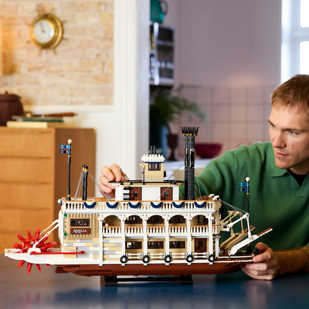 Set LEGO Ideas Barco de Vapor Fluvial (21356) para adultos, una maqueta detallada de 4090 piezas con ruedas de paletas móviles, cabina de gobierno, museo de máquinas de vapor y elementos realistas inspirados en los barcos de excursiones turísticas.