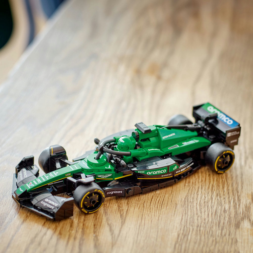 Revive la emoción de la Fórmula 1 con el set LEGO® Speed Champions Aston Martin Aramco F1 AMR24. Incluye detalles auténticos del monoplaza 2024, habitáculo con halo, alerón trasero, neumáticos Pirelli y una minifigura de piloto lista para la carrera. Perfecto para niños a partir de 10 años y coleccionistas de autos.
