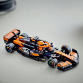 Maqueta LEGO Speed Champions del auto de Fórmula 1 McLaren F1 Team MCL38, inspirada en el modelo real de la temporada 2024, con detalles auténticos como el halo, alerón trasero, pegatinas de patrocinadores y neumáticos Pirelli, e incluye una minifigura del piloto de McLaren con casco.