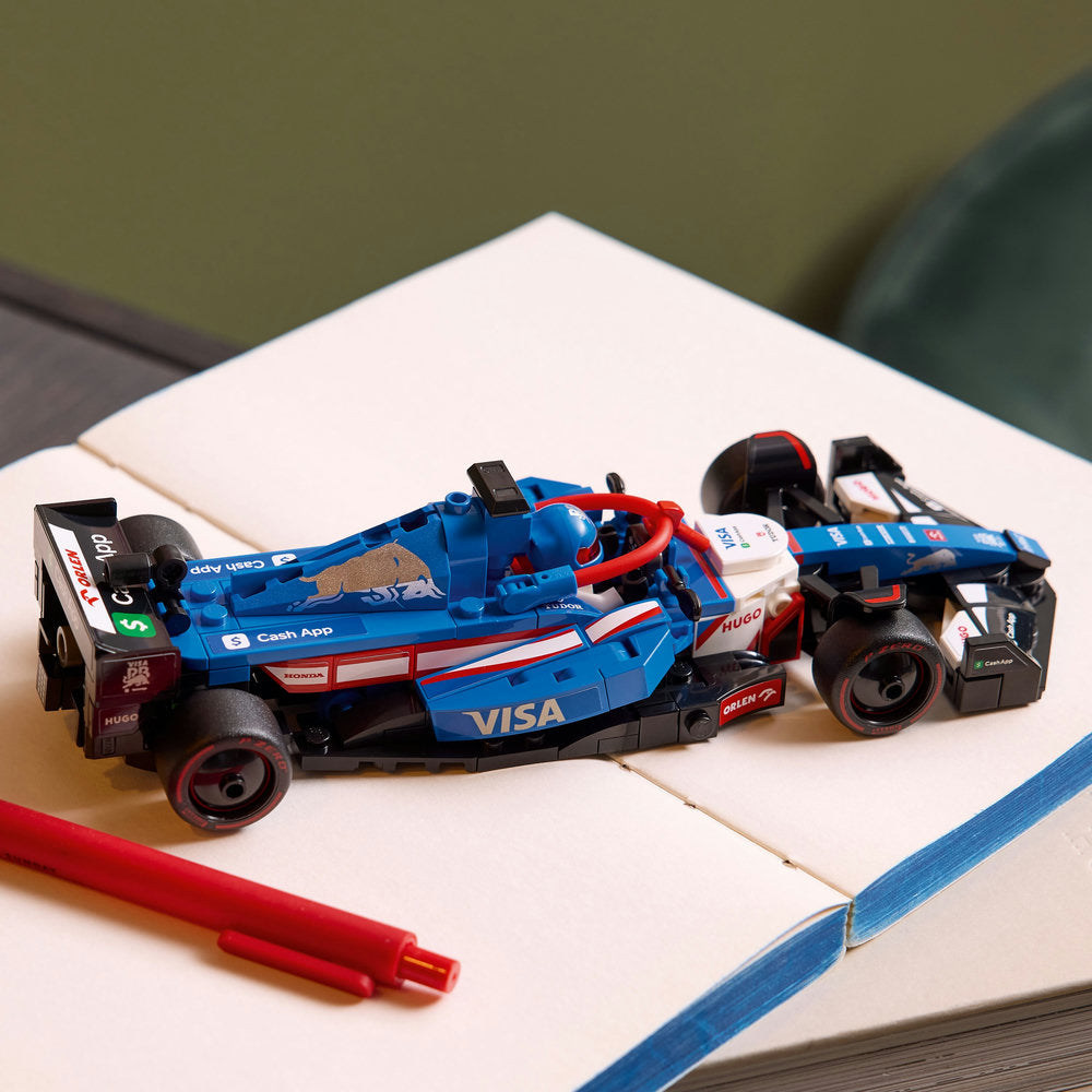 Maqueta LEGO Speed Champions del auto de Fórmula 1 Visa Cash App RB VCARB 01, inspirada en el modelo real de la temporada 2024, con detalles auténticos como el halo, alerón trasero, pegatinas de patrocinadores y neumáticos Pirelli, acompañada de una minifigura del piloto con casco.