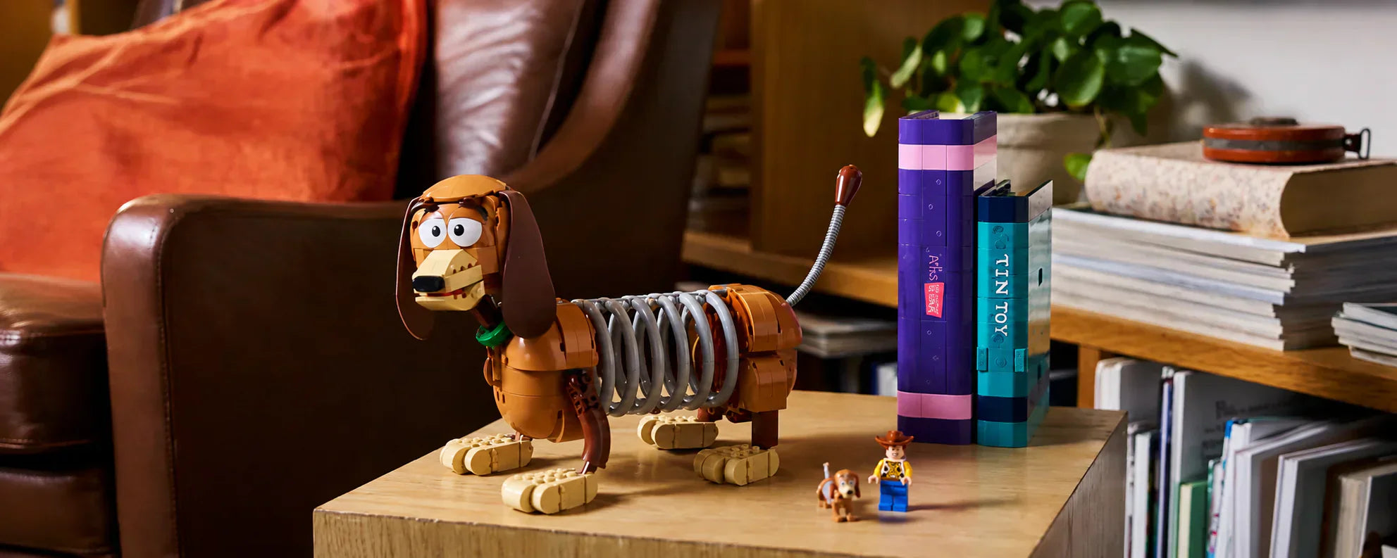 ¡Al Infinito y Más Allá! Organiza tus Libros con el Nuevo Sujetalibros de Slinky de LEGO®