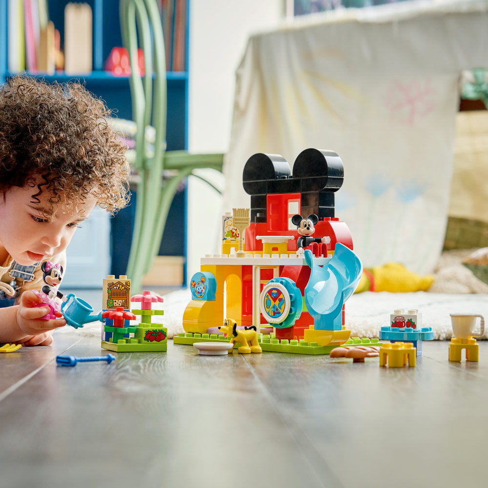 Casa de Mickey Mouse con Minnie y Pluto