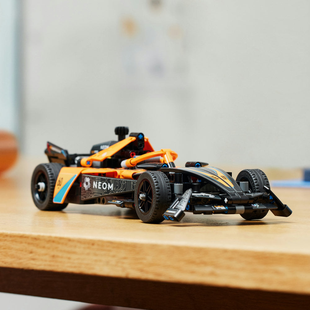 Combo Velocidad: NEOM McLaren Formula E Race Car (42169) y Deportivo Ford Mustang Dark Horse (76920)
