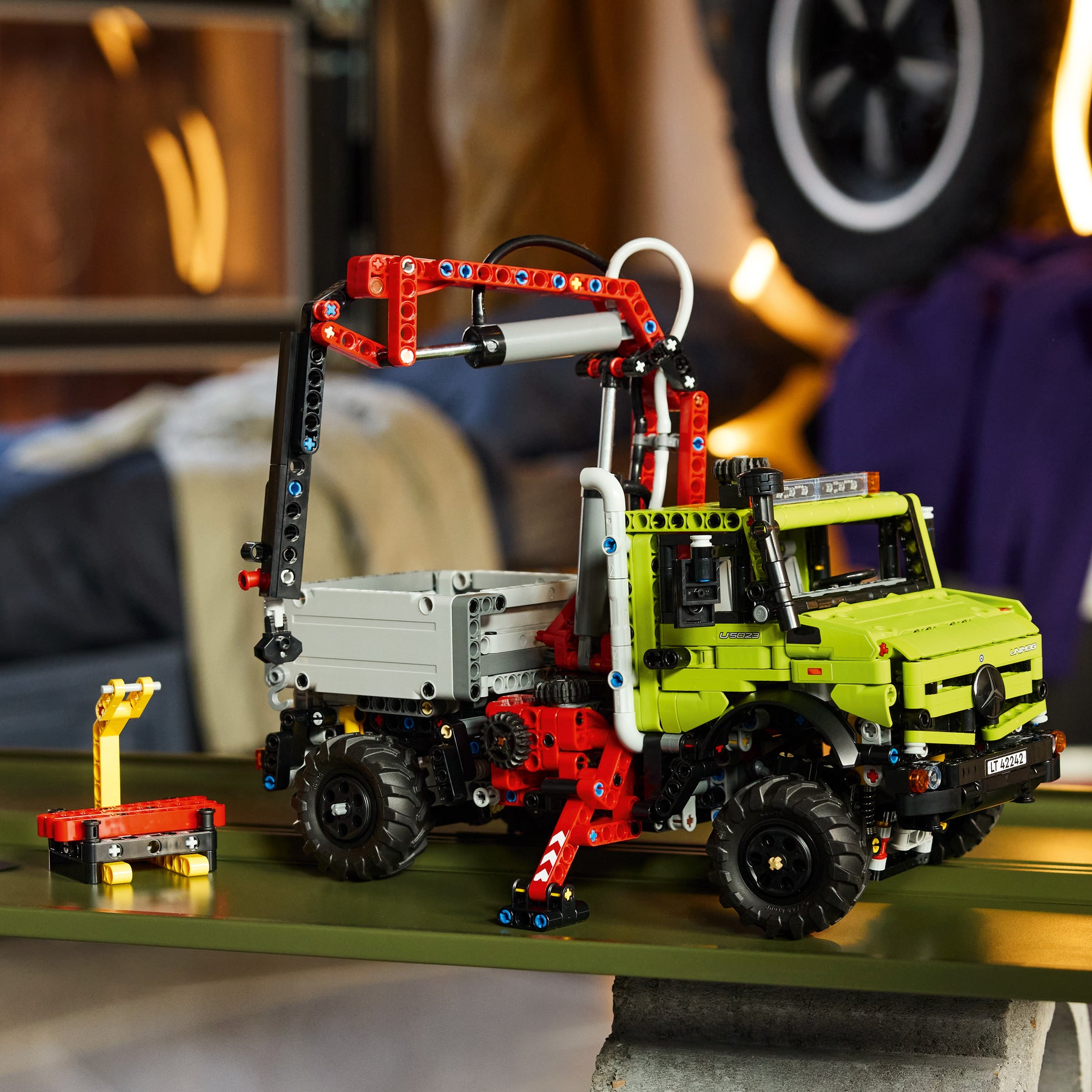 Mercedes-Benz Unimog U 5023 con Grúa