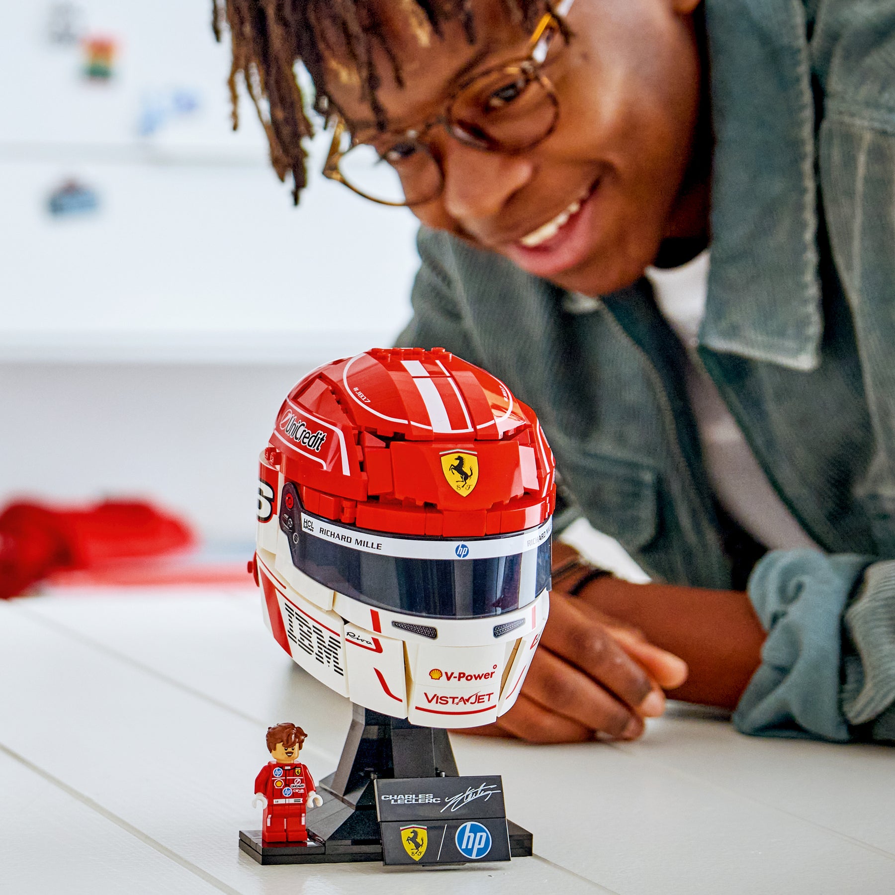 Combo Scuderia Ferrari HP: Casco de Charles Leclerc (43014) y Casco de Lewis Hamilton (43022)