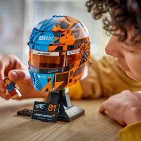 McLaren Mastercard F1® Team: Casco de Oscar Piastri