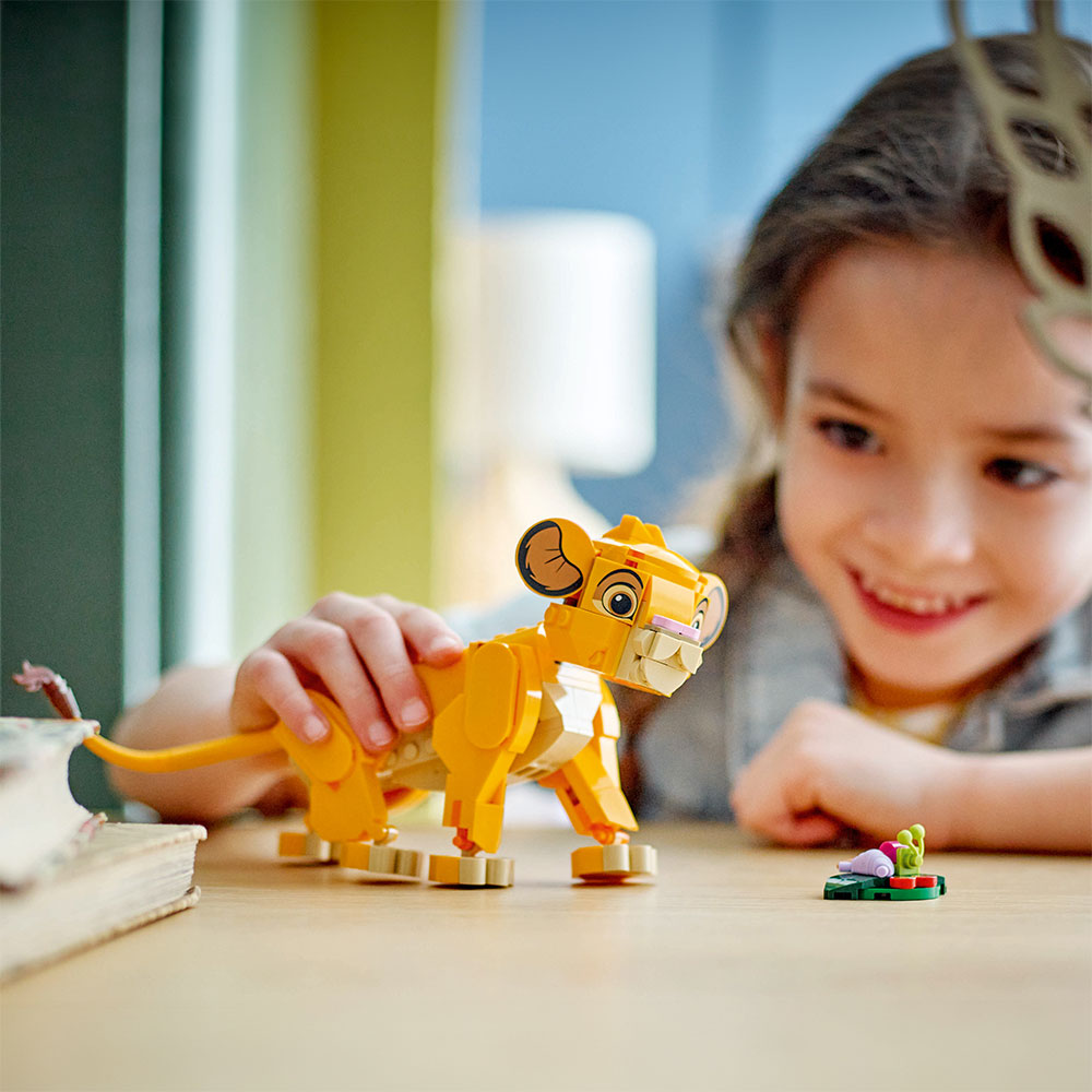 Combo Disney: El Rey León: Simba Cachorro (43243) y Mini Casa de Encanto (43261)