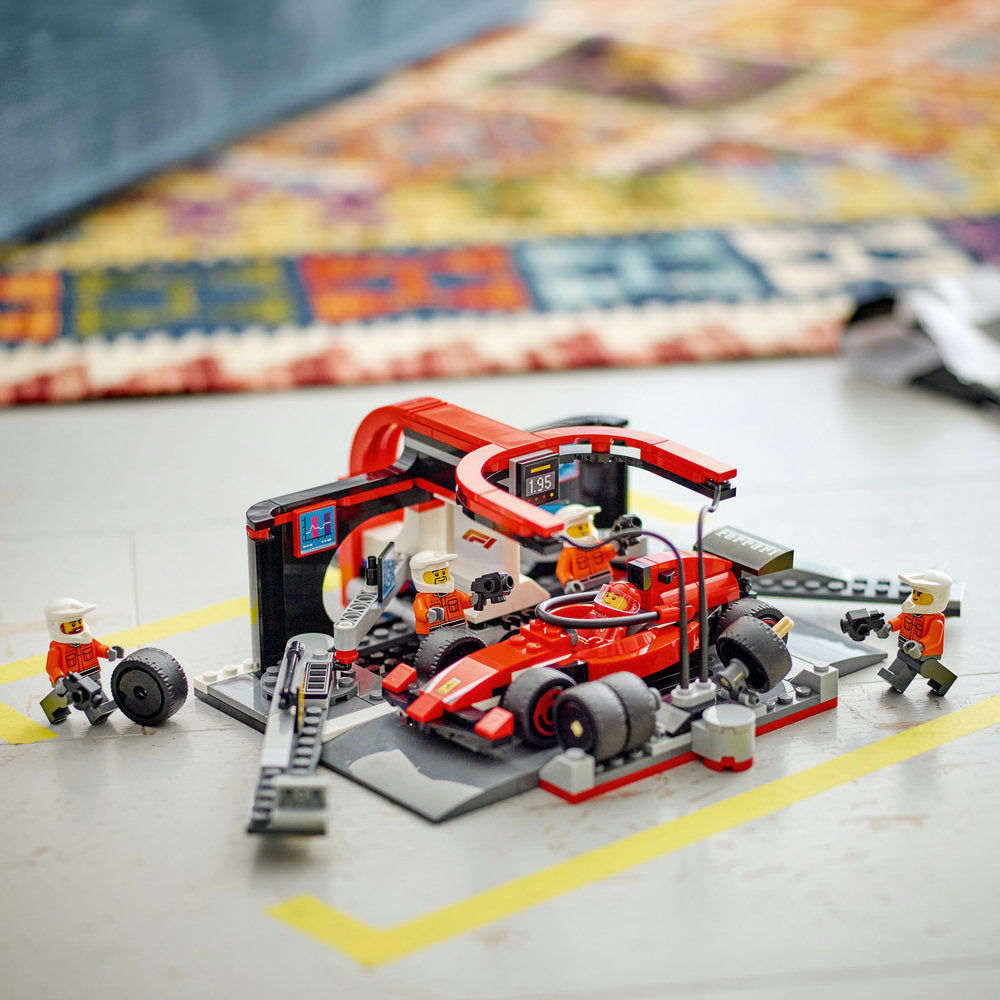 Combo City F1: Camión de Exposición de F1® con Coche de Carreras Audi F1® (60493) y Parada en Boxes de F1® y Equipo de Mecánicos con Coche Ferrari (60443)