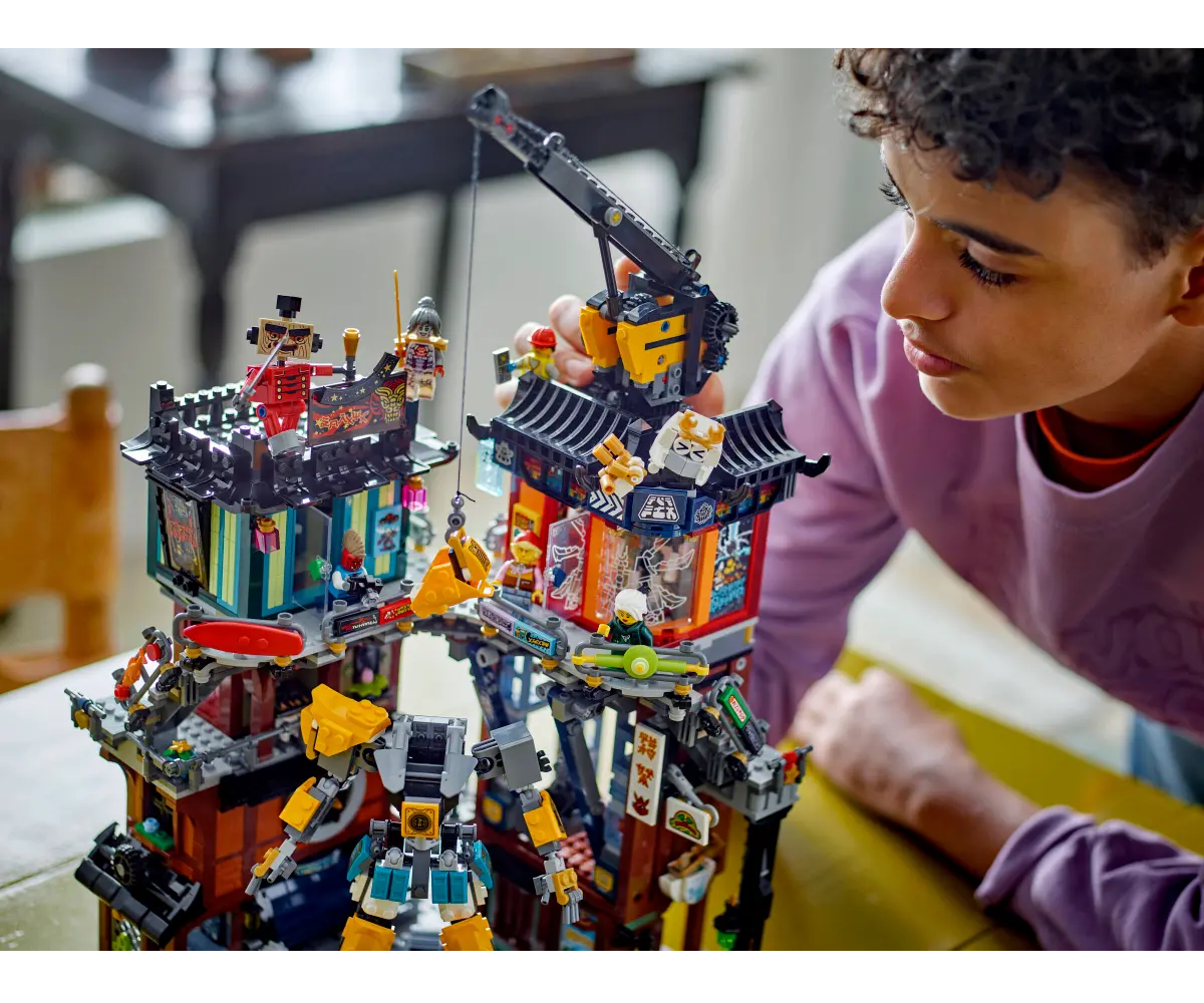 Combo NINJAGO: Ciudad-Templo del Torneo (71814) y Talleres de la Ciudad de NINJAGO (71837)