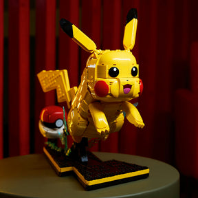 Pikachu y Poké Ball