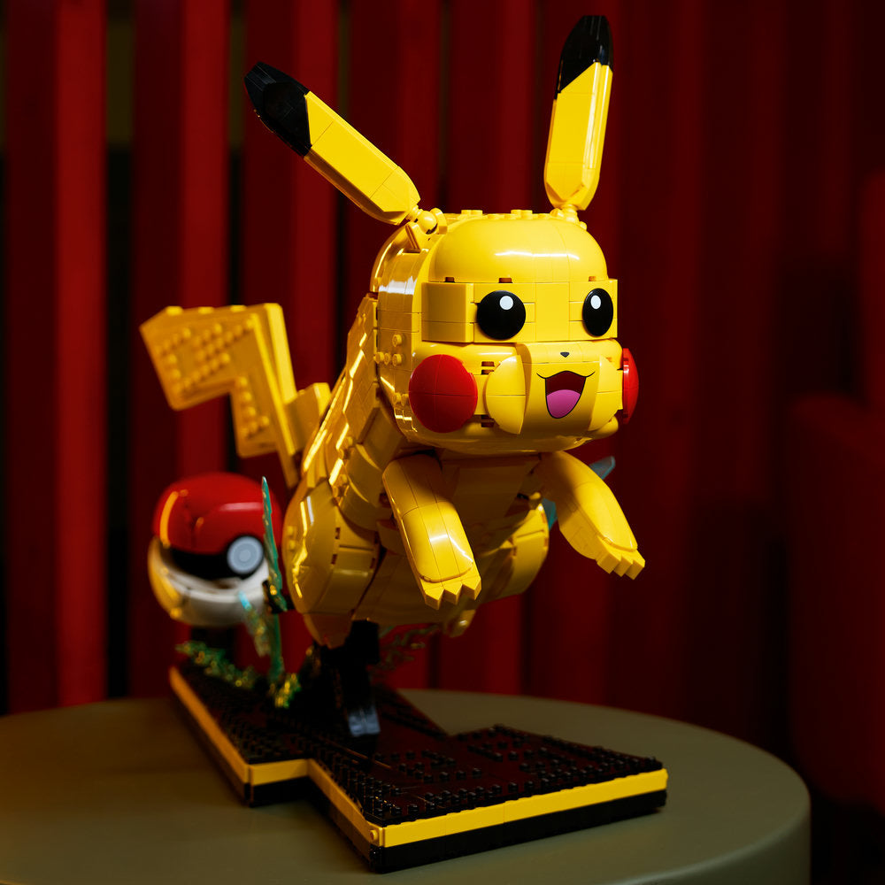 Pikachu y Poké Ball