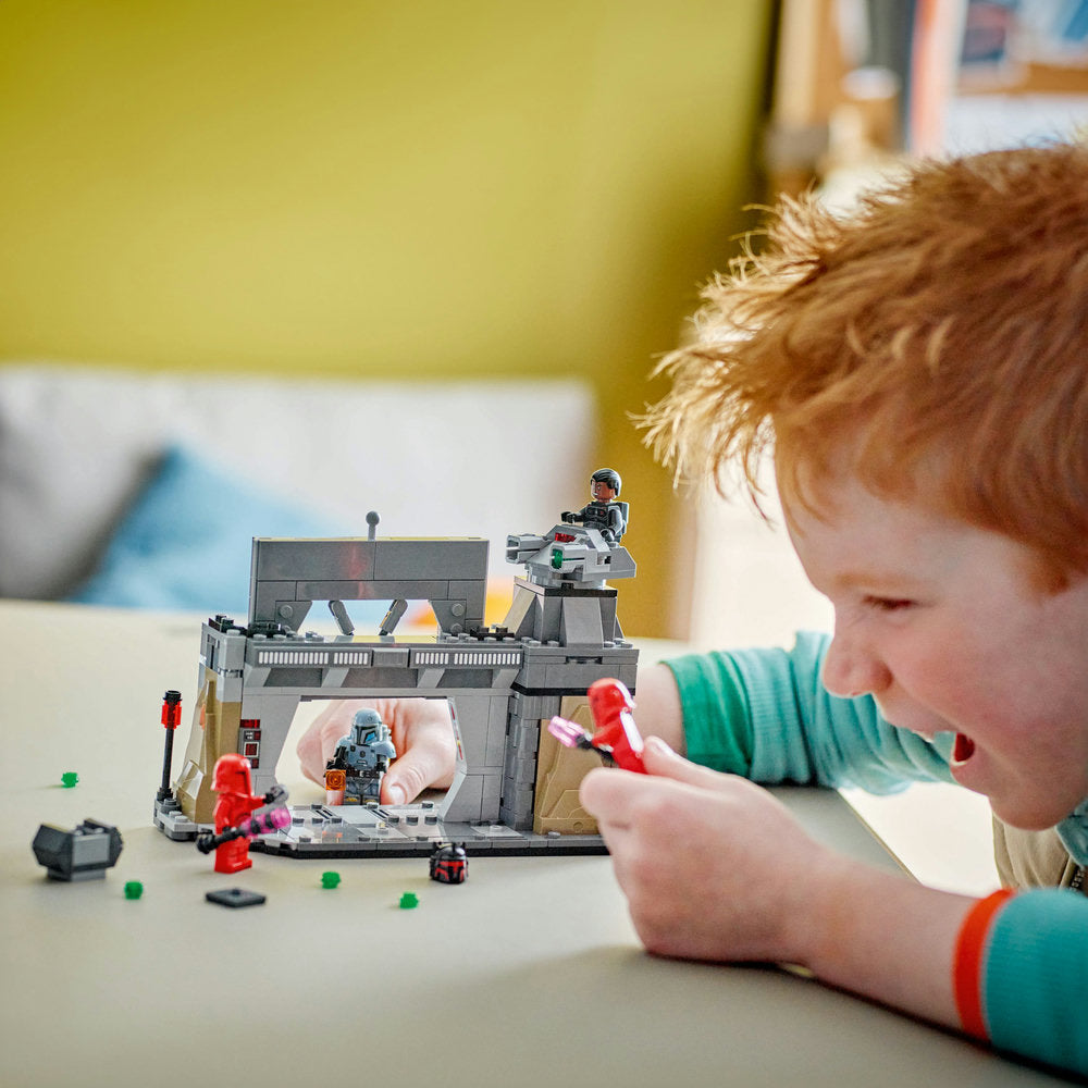 Batalla entre Paz Vizsla™ y Moff Gideon™