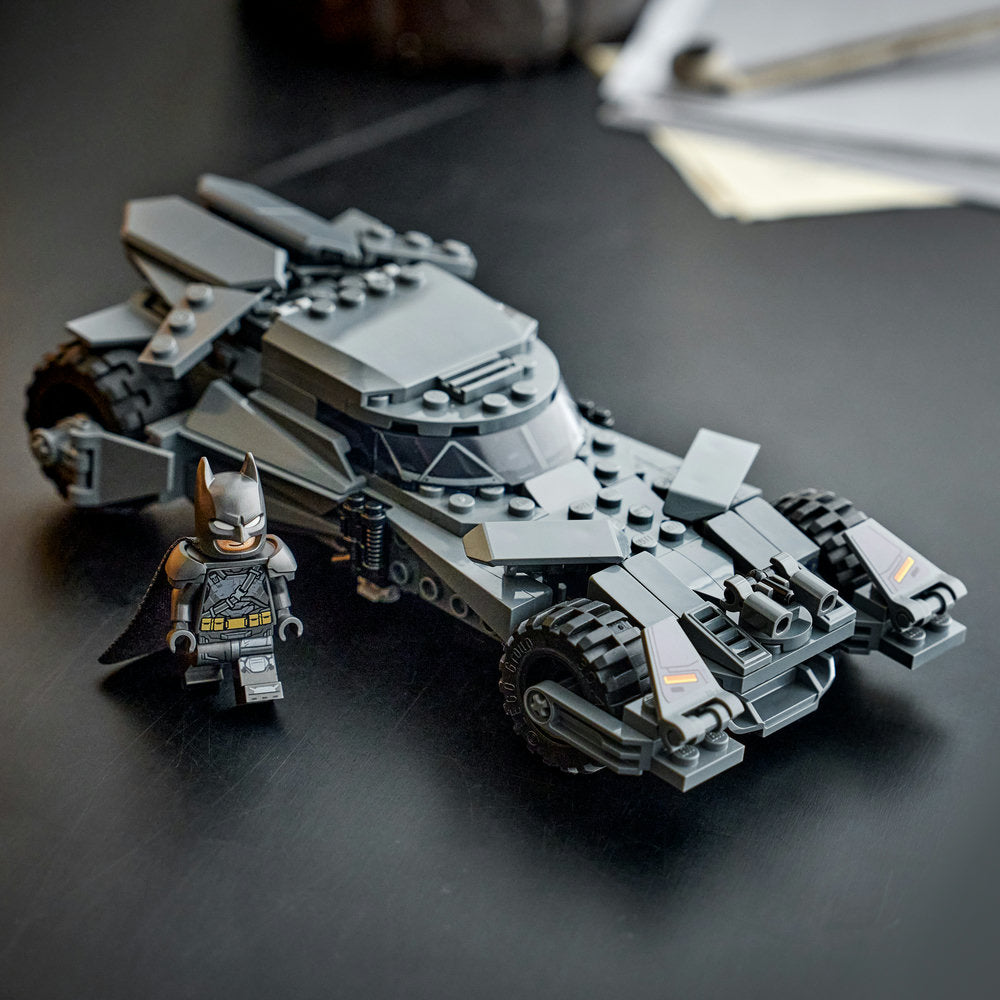Combo Súper Historias 3: Camión de Exposición de F1® con Coche de Carreras Audi F1® (60493) y Batmóvil de Batman v Superman™ (76331)