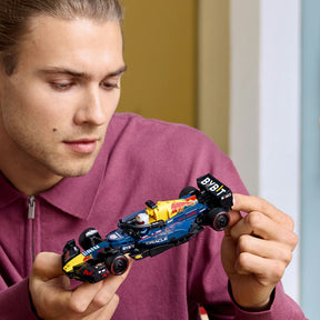 Combo Ferrari vs Red Bull F1®: Auto de Carreras Ferrari SF-24 F1® (77242) y Auto de Carreras Oracle Red Bull Racing RB20 F1® (77243)