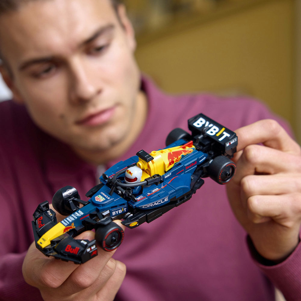 Combo Speed Champions 2: Auto de Carreras Ferrari SF-24 F1® (77242) + Auto de Carreras Oracle Red Bull Racing RB20 F1® (77243) + Auto de Carreras Mercedes-AMG PETRONAS F1® Team (77244) + Auto de Carreras McLaren F1® Team MCL38 (77251)
