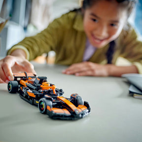 Combo Speed Champions 2: Auto de Carreras Ferrari SF-24 F1® (77242) + Auto de Carreras Oracle Red Bull Racing RB20 F1® (77243) + Auto de Carreras Mercedes-AMG PETRONAS F1® Team (77244) + Auto de Carreras McLaren F1® Team MCL38 (77251)