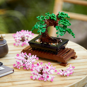 Set LEGO® Bonsái 10281 con hojas verdes y flores de cerezo rosas, maqueta decorativa con maceta y base estilo madera de la colección LEGO Botanical