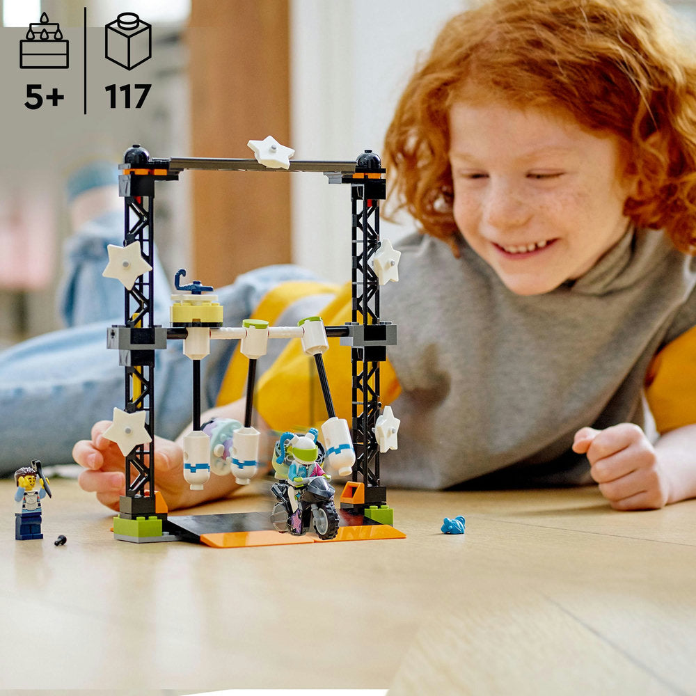 Set LEGO City Desafío Acrobático: Derribo (60341) con moto acrobática de rueda de inercia, barras que brillan en la oscuridad y minifiguras de Poppy Starr Galáctica y Harl Hubbs. Ideal para niños desde 5 años que disfrutan de la acción y los desafíos acrobáticos.