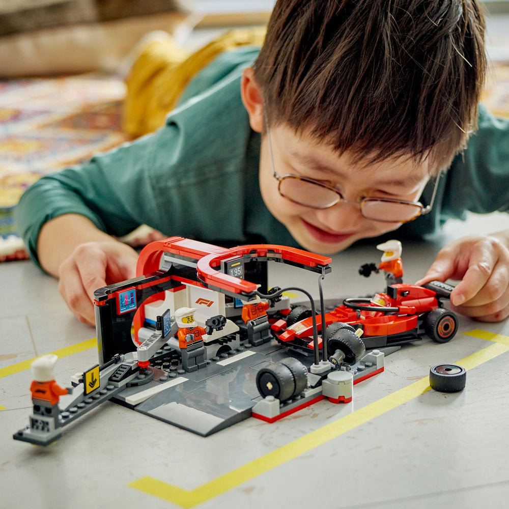 Combo City F1: Camión de Exposición de F1® con Coche de Carreras Audi F1® (60493) y Parada en Boxes de F1® y Equipo de Mecánicos con Coche Ferrari (60443)