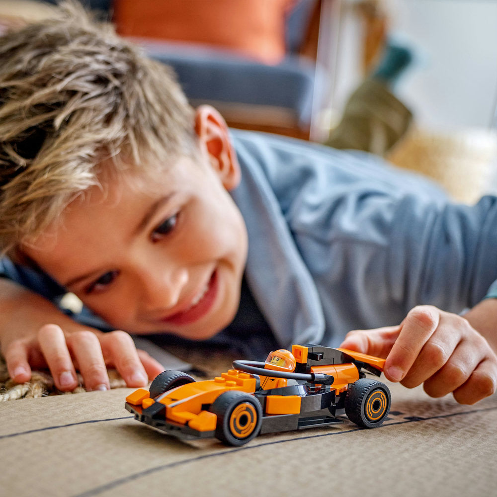 LEGO® City Piloto de F1® con Coche McLaren 60442, minivehículo de juguete con minifigura de piloto de F1 para niños a partir de 6 años