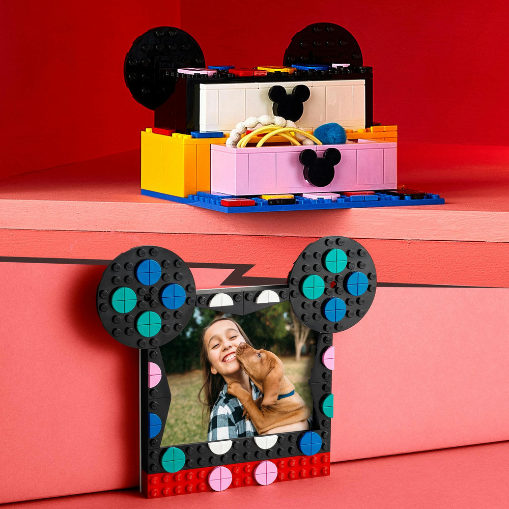 Set LEGO DOTS Disney Mickey y Minnie con cajonera, marco de fotos, etiquetas y piezas decorativas inspiradas en los personajes clásicos de Disney, ideal para niñas creativas mayores de 6 años.