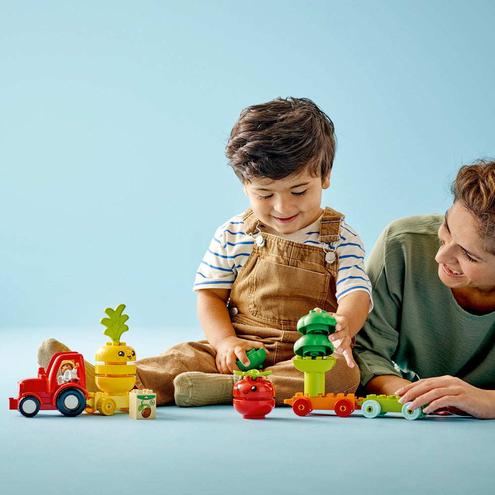 Set LEGO DUPLO Mi Primer Tractor de Frutas y Verduras con agricultor, tractor con 3 remolques, frutas y verduras coloridas; ideal para bebés desde 18 meses que aprenden sobre plantas y colores mientras desarrollan habilidades motrices.