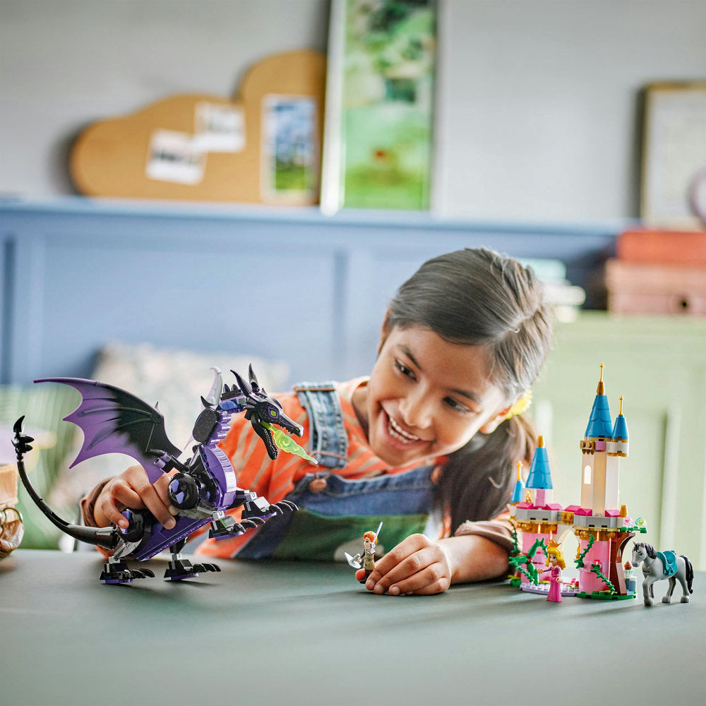 Set LEGO Disney Princess Maléfica en Forma de Dragón (43240) con figura articulada del dragón de Maléfica, minipersonajes de Aurora y el Príncipe Philip, y una sección de castillo con puente, torre y accesorios inspirados en La bella durmiente.