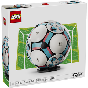 Set LEGO® Editions Balón de Fútbol 43019 con diseño casi a tamaño real, escena de celebración y base de exhibición para fans del fútbol.