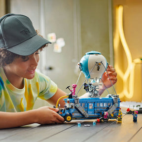 Set LEGO Fortnite Autobús de Batalla (77073) con globo aerostático, techo desmontable, accesorios inspirados en el videojuego como picos, sorbetes y lanzaventosas, y 9 minifiguras icónicas de Fortnite como Banano Aventurero, Líder del Equipo Arrumacos y Deriva.