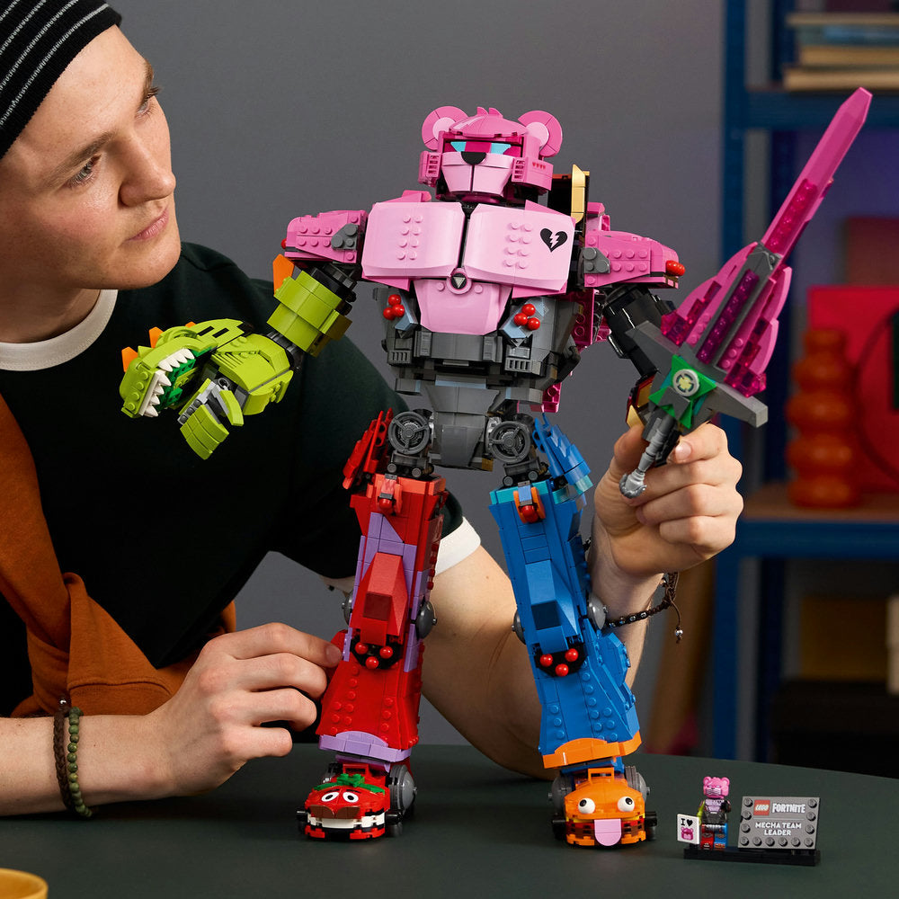 Set LEGO Fortnite Líder del equipo meca (77078) para adultos, con una figura articulada del icónico robot de Fortnite equipada con espada, cabina con minifigura piloto y detalles realistas. Incluye trajes digitales de bonificación canjeables en los juegos LEGO Fortnite y Fortnite.