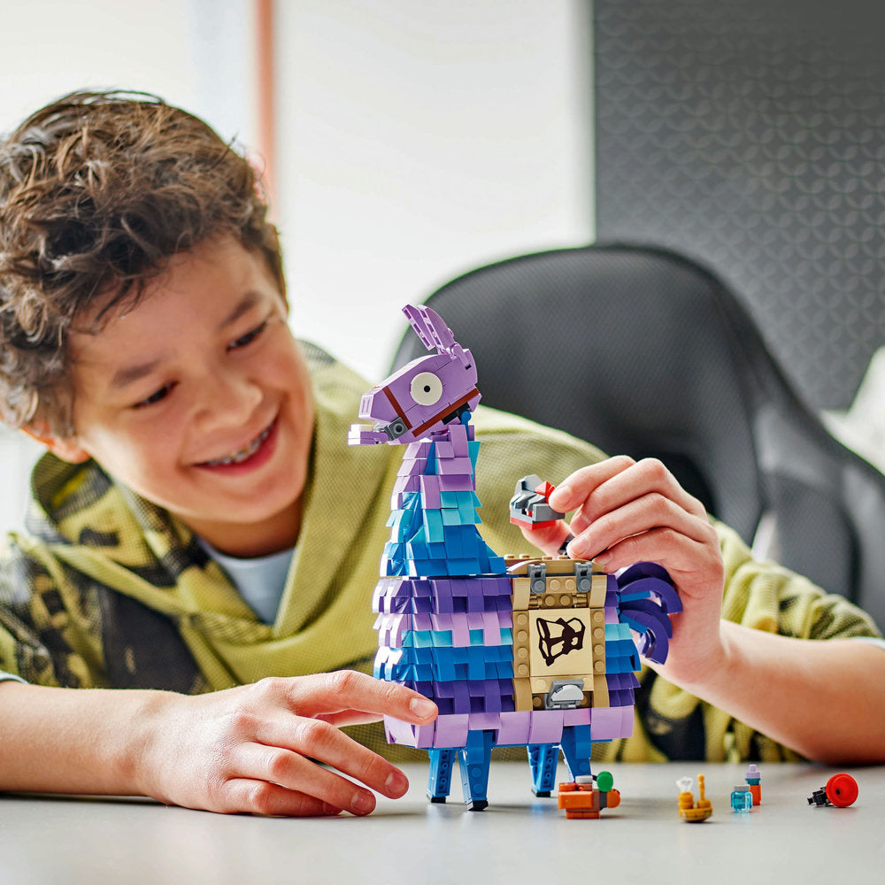 Set LEGO Fortnite Llama de Suministros (77071) con figura articulada de la icónica llama del videojuego, alforjas repletas de accesorios como lanzaventosas, sorbete, rubí en bruto, mochila, amuleto y dinamita, ideal para construir, jugar y exhibir.
