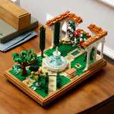 Set LEGO Icons Jardín con Fuente (10359) para adultos, con fuente escalonada, pérgolas decorativas, flores coloridas y figuras de animales, ideal como pieza de exposición o decoración relajante para el hogar u oficina.