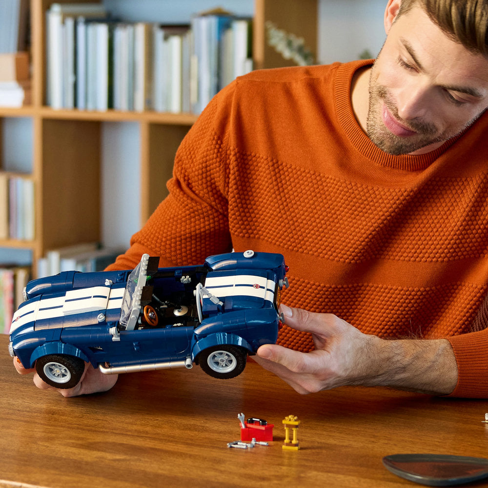 Maqueta LEGO® Icons Shelby Cobra 427 S/C 10357 azul con franjas blancas y detalles realistas del motor