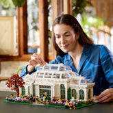 Set LEGO Ideas Jardín Botánico (21353) para adultos, con invernadero victoriano detallado, jardines con más de 35 especies de plantas, minifiguras y animales, ideal como decoración inspirada en la naturaleza.