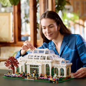 Set LEGO Ideas Jardín Botánico (21353) para adultos, con invernadero victoriano detallado, jardines con más de 35 especies de plantas, minifiguras y animales, ideal como decoración inspirada en la naturaleza.