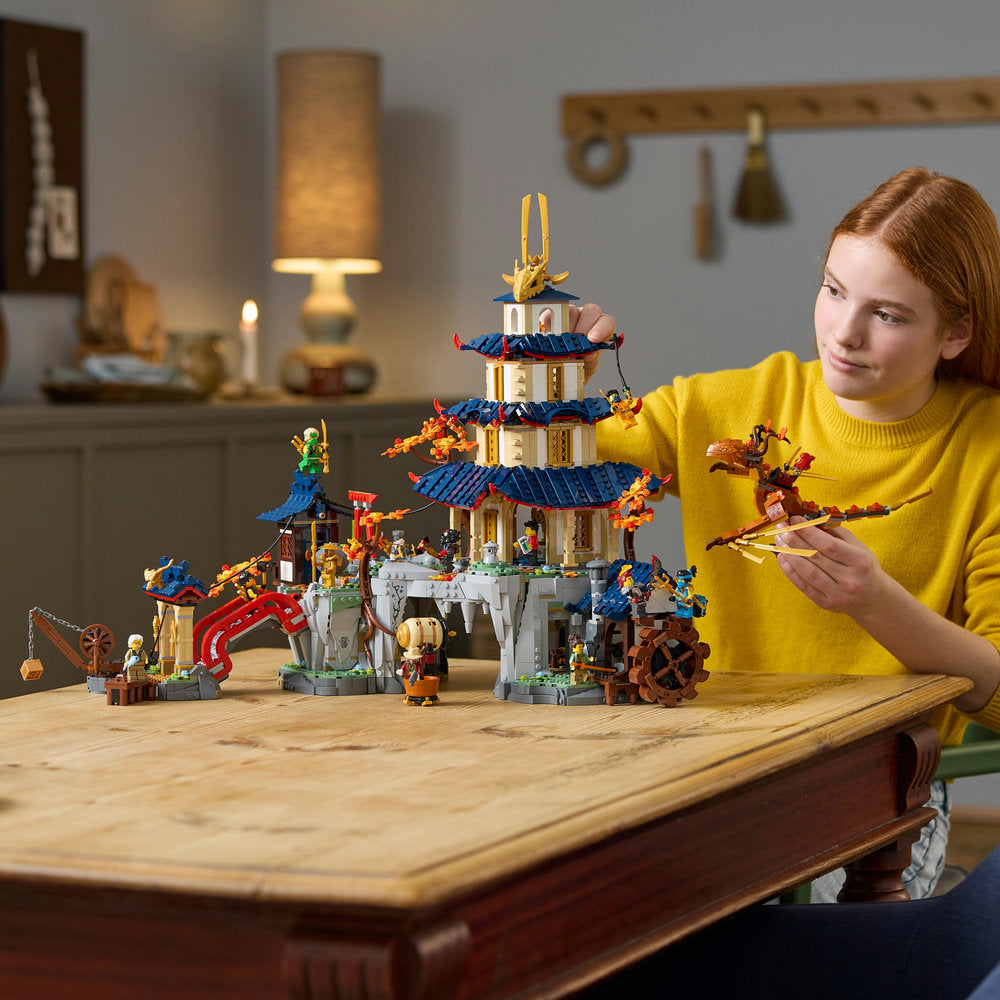 Set LEGO NINJAGO Ciudad-Templo del Torneo (71814) con pagoda de 4 niveles, dragón articulado, dirigible y 13 minifiguras, inspirado en NINJAGO: El renacer de los dragones; ideal para construir, jugar y exponer.