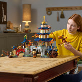 Set LEGO NINJAGO Ciudad-Templo del Torneo (71814) con pagoda de 4 niveles, dragón articulado, dirigible y 13 minifiguras, inspirado en NINJAGO: El renacer de los dragones; ideal para construir, jugar y exponer.