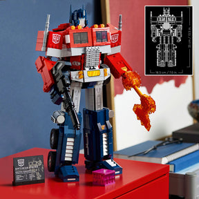 Figura LEGO Optimus Prime 10302 transformable de robot a camión con accesorios y detalles articulados