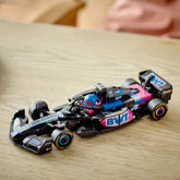 Construye y compite con el set LEGO® Speed Champions BWT Alpine F1 Team A524. Incluye detalles auténticos del monoplaza 2024, habitáculo con halo, alerón trasero, neumáticos Pirelli y una minifigura de piloto lista para la acción. Ideal para niños a partir de 10 años y coleccionistas de autos.