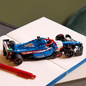 Maqueta LEGO Speed Champions del auto de Fórmula 1 Visa Cash App RB VCARB 01, inspirada en el modelo real de la temporada 2024, con detalles auténticos como el halo, alerón trasero, pegatinas de patrocinadores y neumáticos Pirelli, acompañada de una minifigura del piloto con casco.