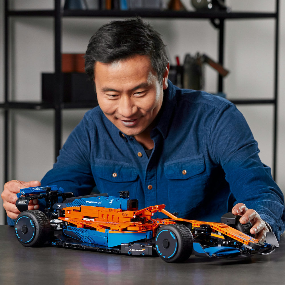 Set LEGO Technic McLaren Formula 1 (42141) con motor V6, suspensión, dirección y detalles realistas desarrollados en colaboración con McLaren Racing; ideal para adultos apasionados por la ingeniería y la Fórmula 1.