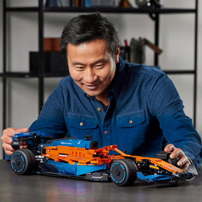 Set LEGO Technic McLaren Formula 1 (42141) con motor V6, suspensión, dirección y detalles realistas desarrollados en colaboración con McLaren Racing; ideal para adultos apasionados por la ingeniería y la Fórmula 1.